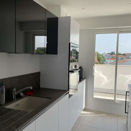 Apartment Superbe A 10m De La Plage, 2 Terrasses, 3 Chambres, Vue Ocean - Fr-1-494-163 Royan